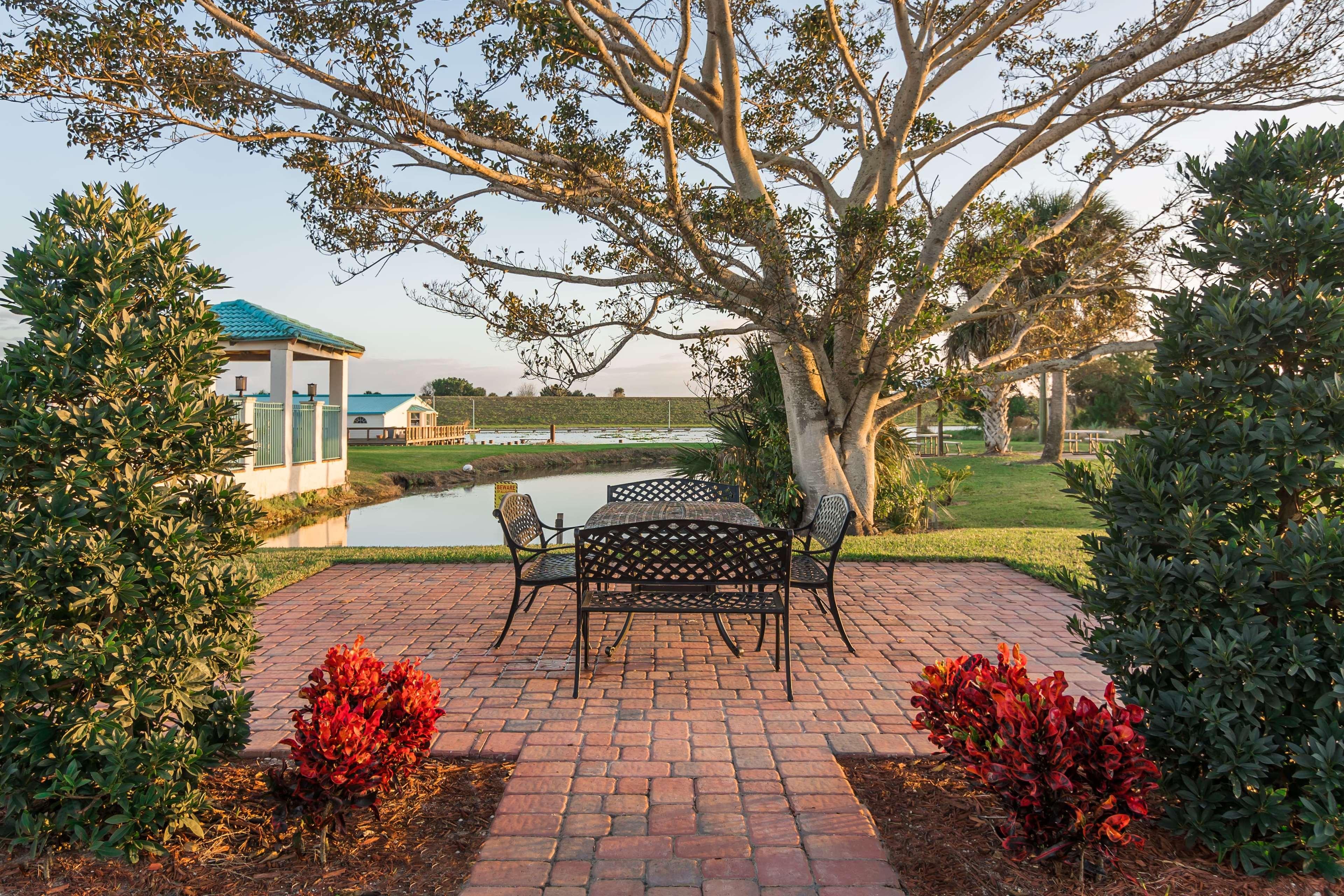 Days Inn & Suites By Wyndham Lake Окичоби Экстерьер фото